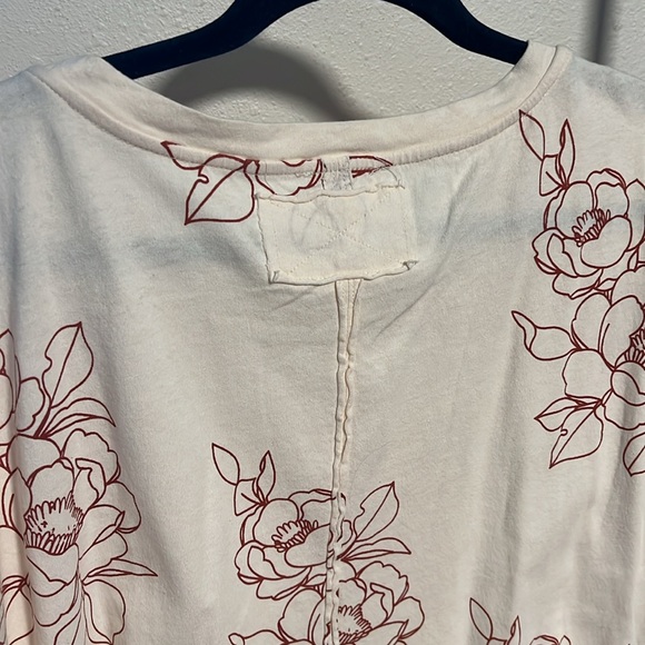 Easel size medium NWT tee - Picture 5 of 9